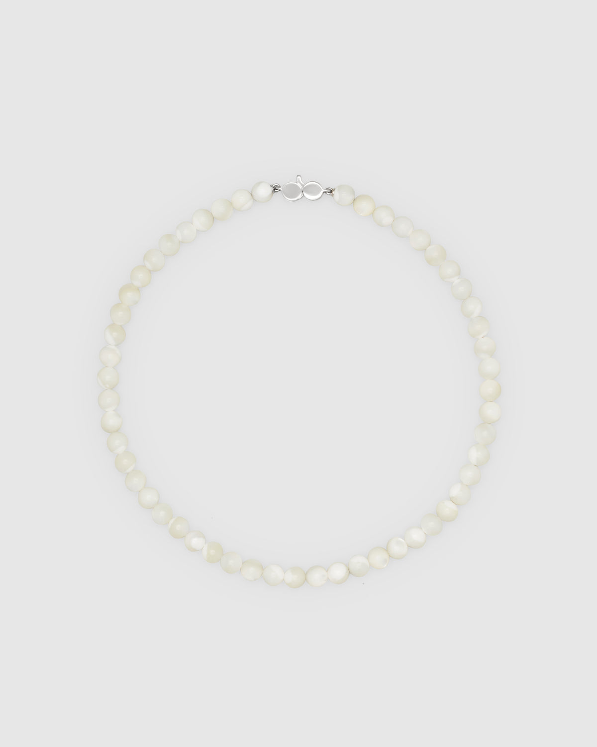 Tom Wood Cove Necklace White MOP - A classic pearl necklace with a silver clasp.