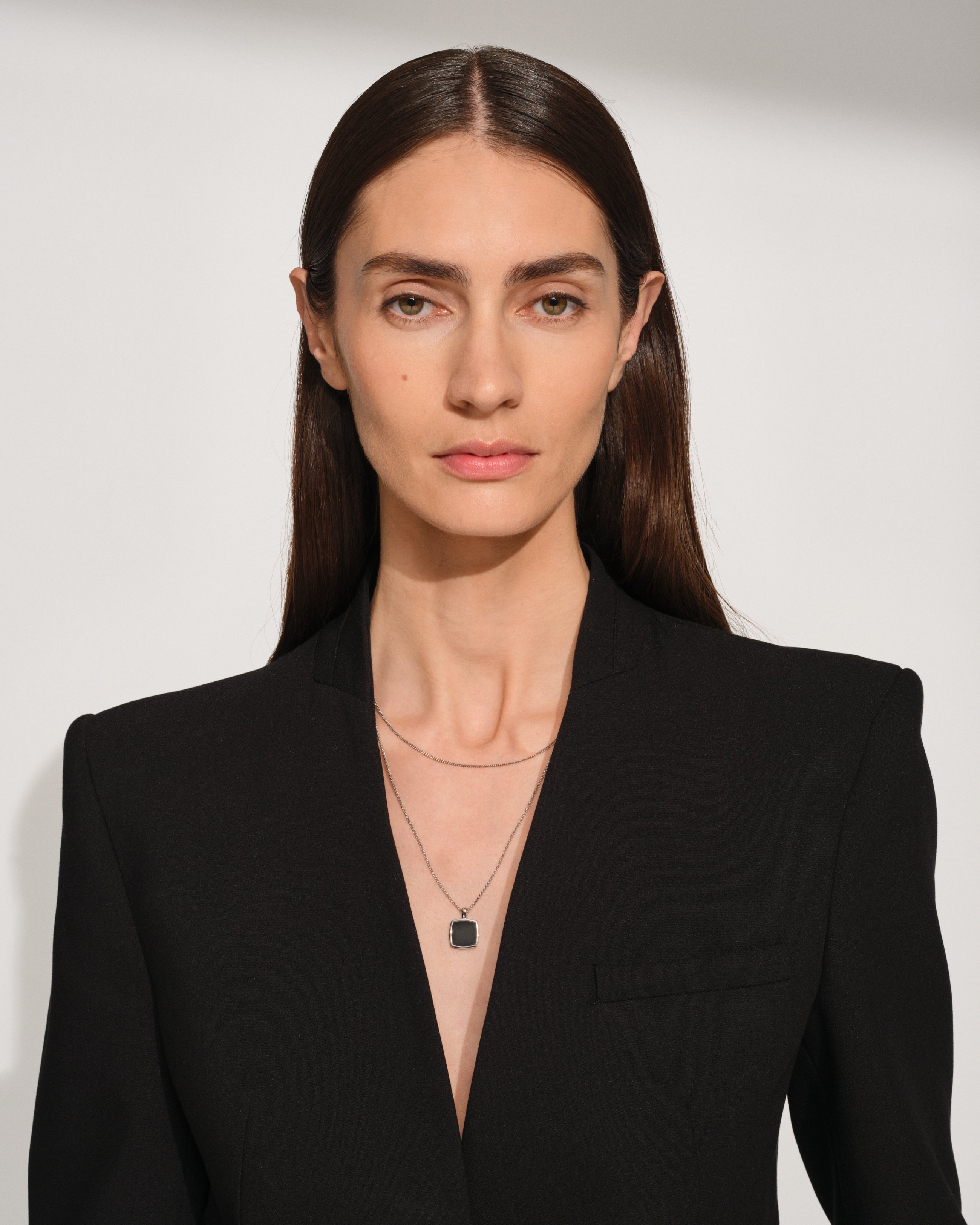 Jil Chain – Tom Wood