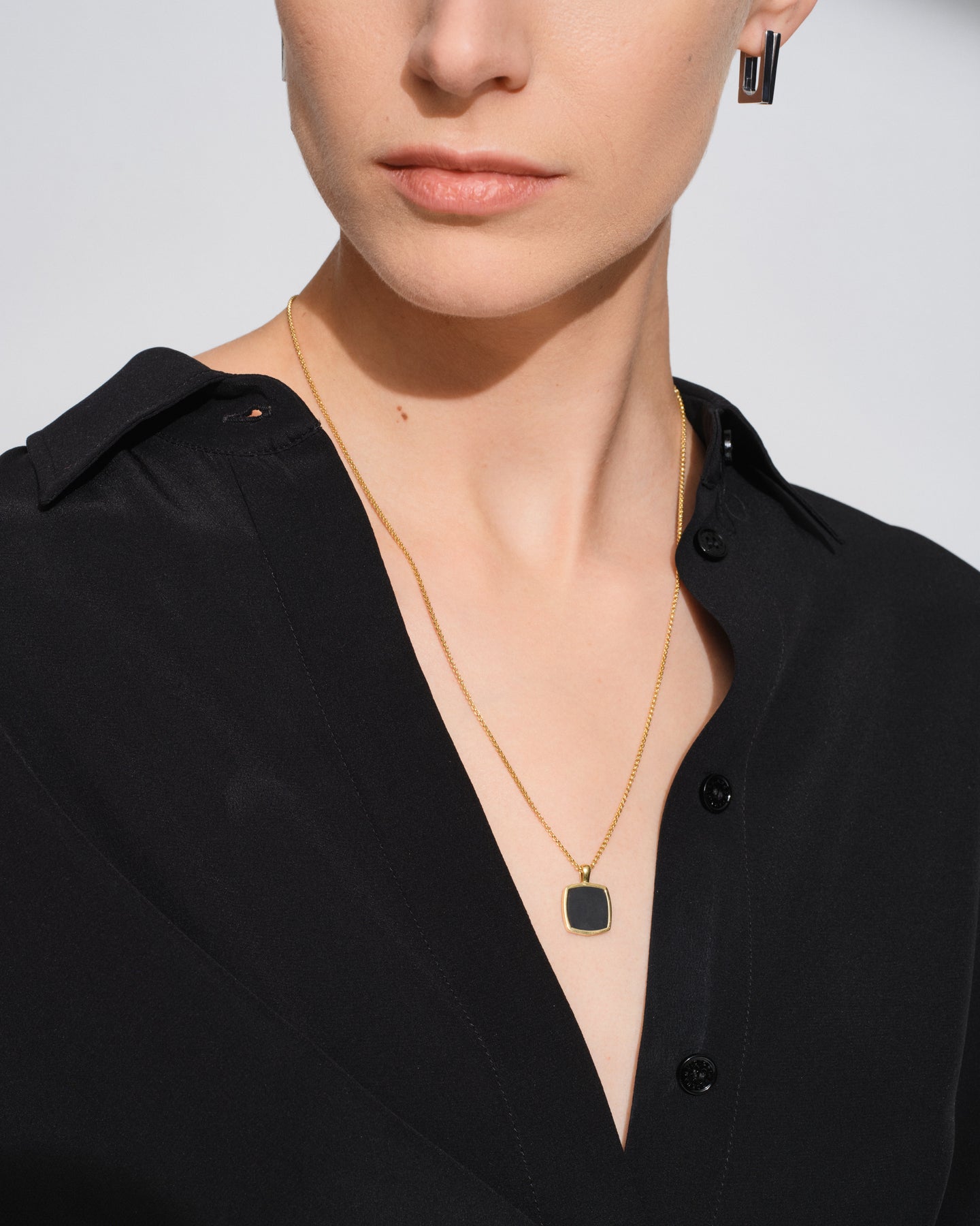 Cushion Pendant Onyx Gold