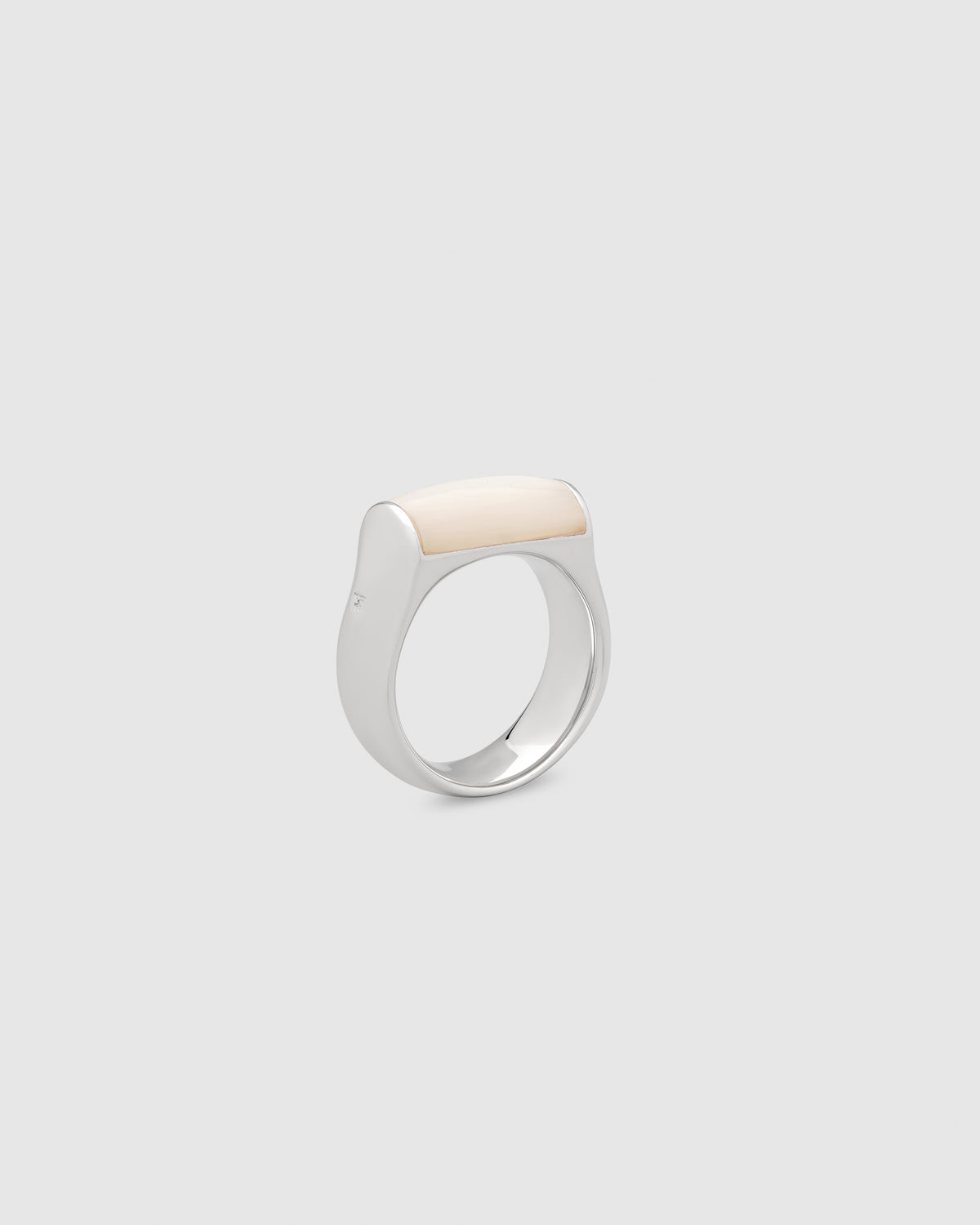 Crest Ring White MOP