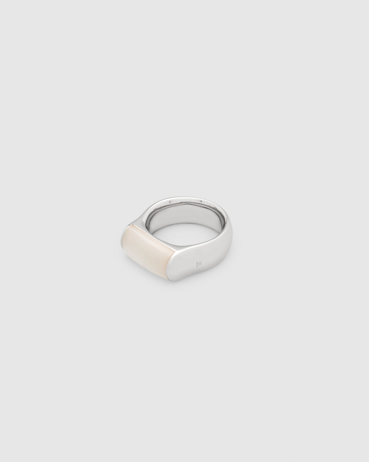 Crest Ring White MOP