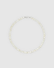 Tom Wood Cove Necklace White MOP - A classic pearl necklace with a silver clasp.
