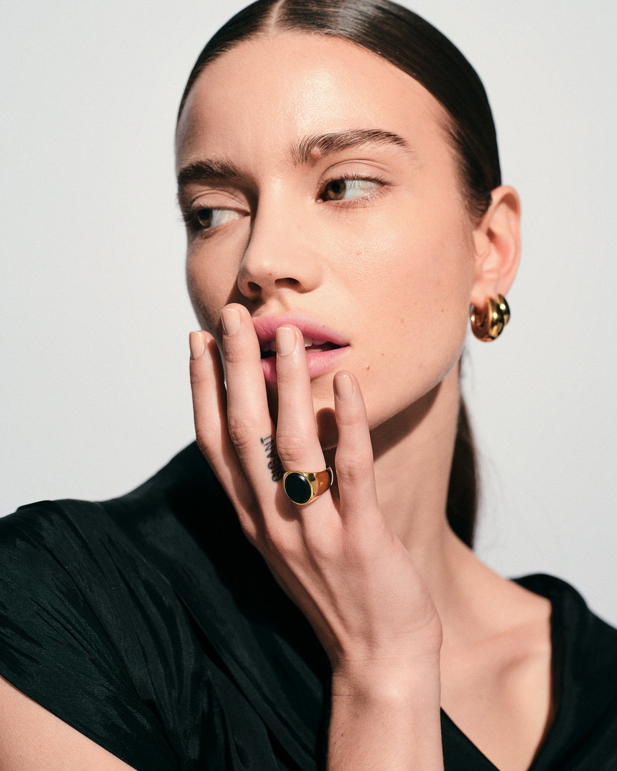 Oval Gold Black Onyx – Tom Wood